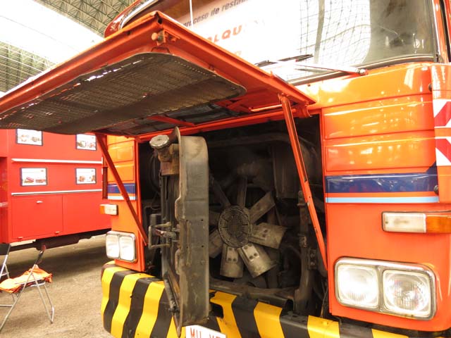 El complejo acceso al motor de los primeros cabina cuadrada, a través del radiador accesible.